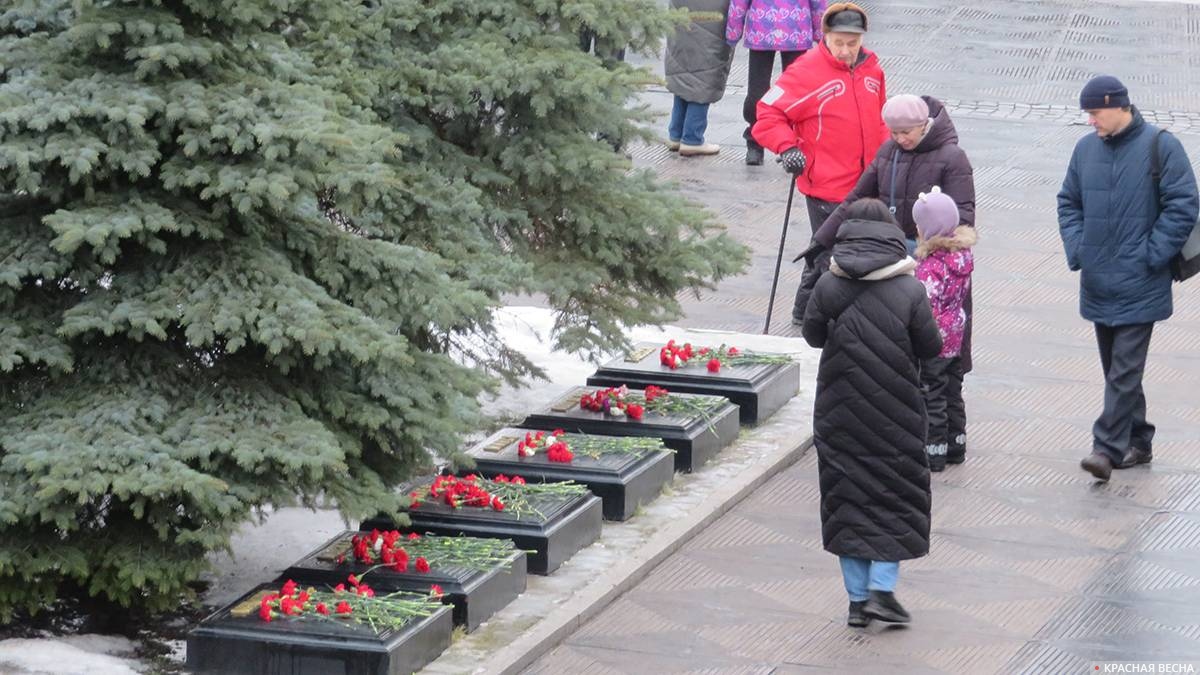 Памятные плиты городам-героям на Мемориале героическим защитникам Ленинграда