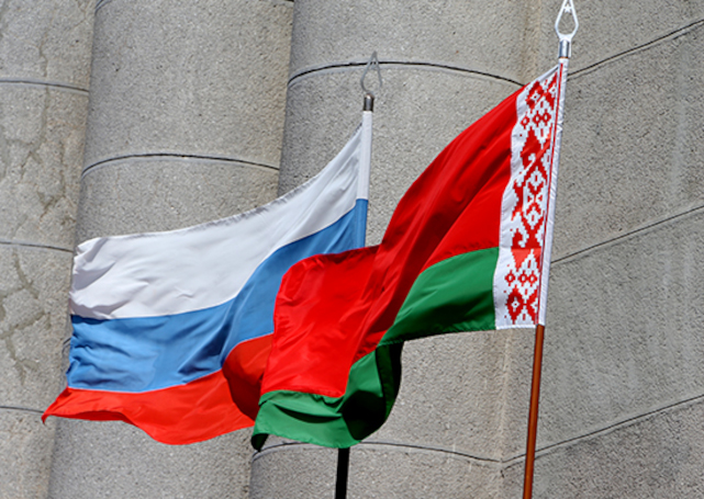 Флаги России и Белоруссии
