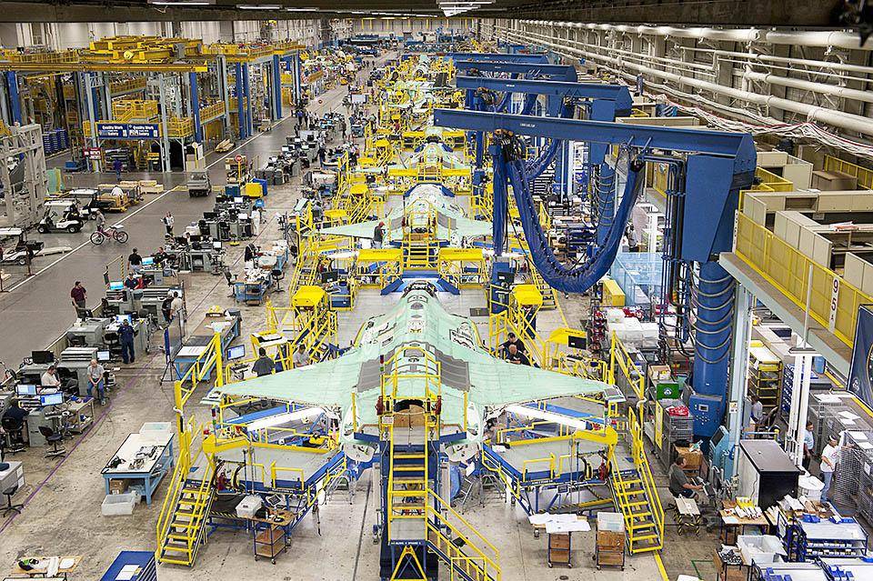 Сборочная линия истребителя F-35 на заводе Lockheed Martin в Форт-Уэрт, Техас, США
