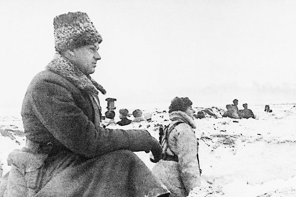 Генерал Константин Рокоссовский на наблюдательном пункте под Сталинградом