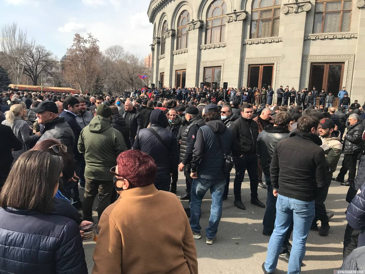 Площадь Свободы в Ереване. Митинг противников Пашиняна