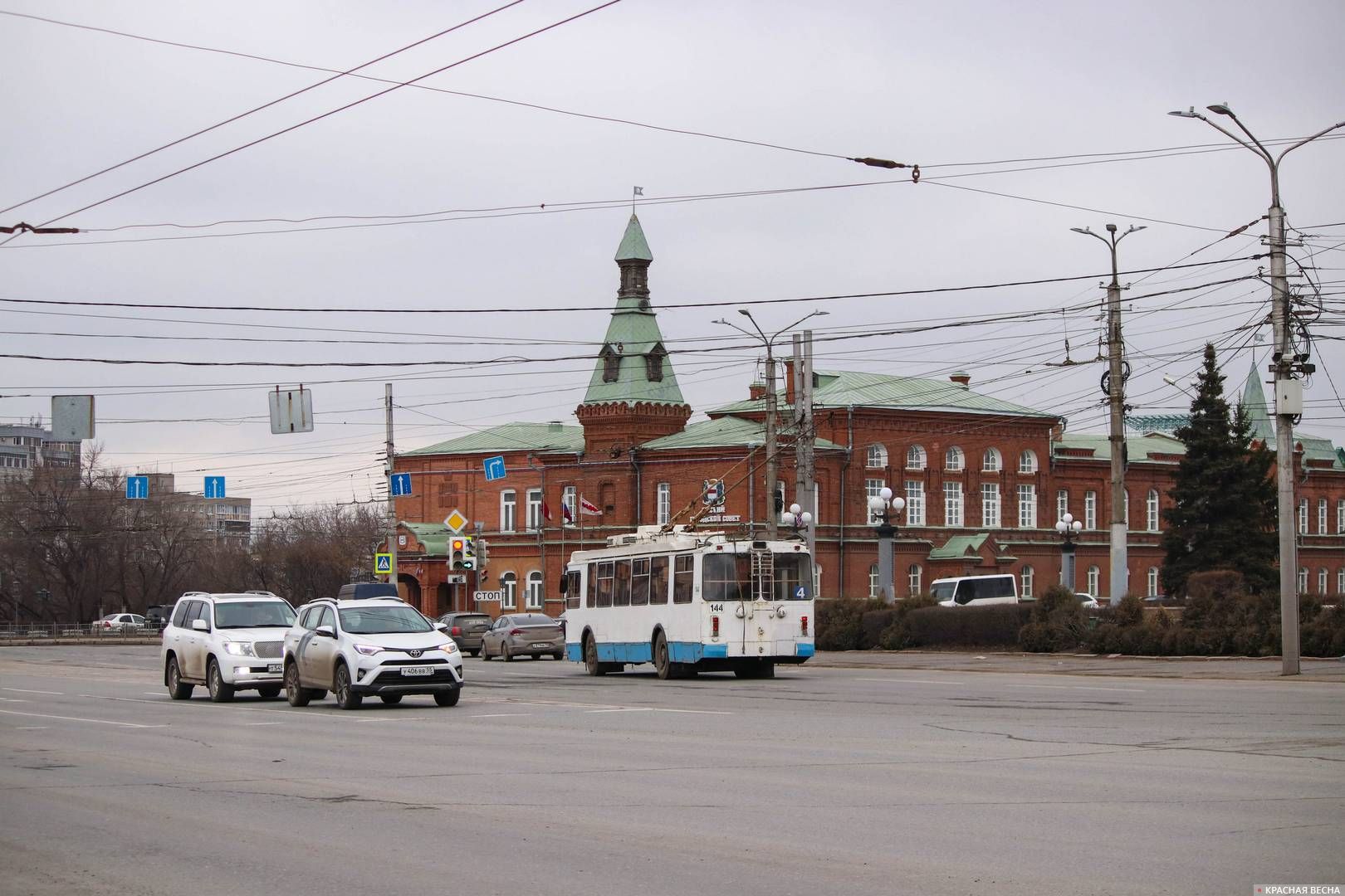 Таеатральная площадь и здание Омского городского совета