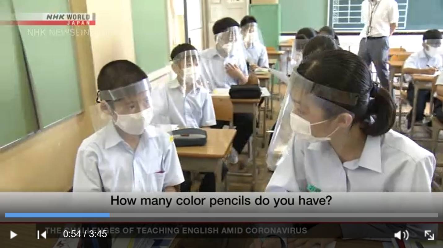 Ученики в медицинских масках и лицевых щитках на уроке английского в Японии