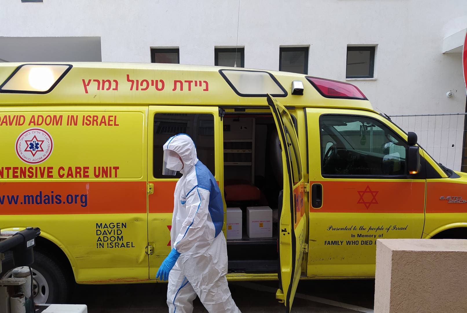 Медик в защитном костюме в Израиле