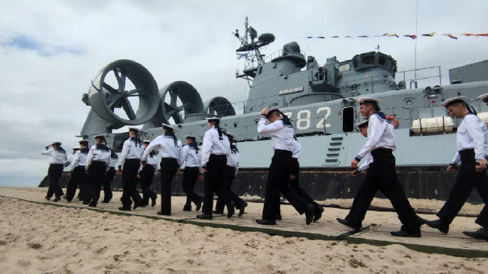 Акция Балтийского флота «Сила V правде» на пляже поселка Янтарный Калининградской области