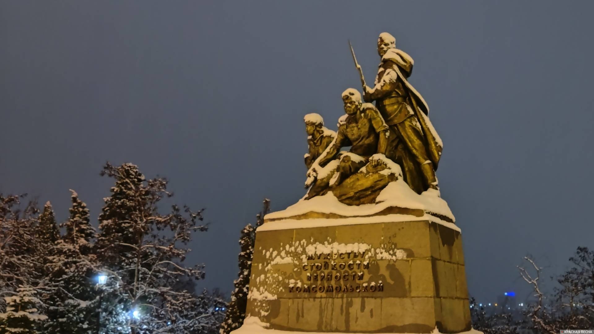 Памятник комсомольцам в снегу. Севастополь 