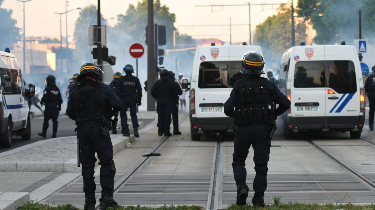 Французская полиция разгоняет протестующих в Париже