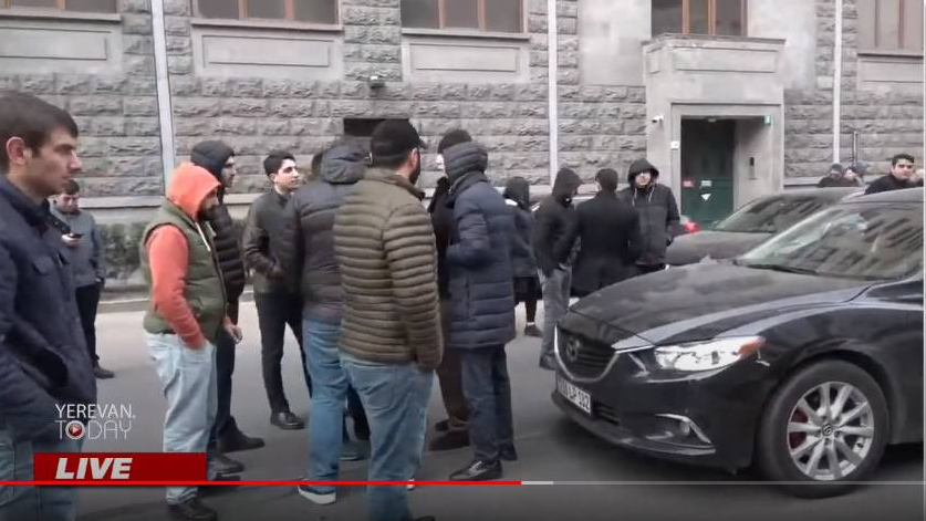 Протестующие в Ереване перекрывают дороги 