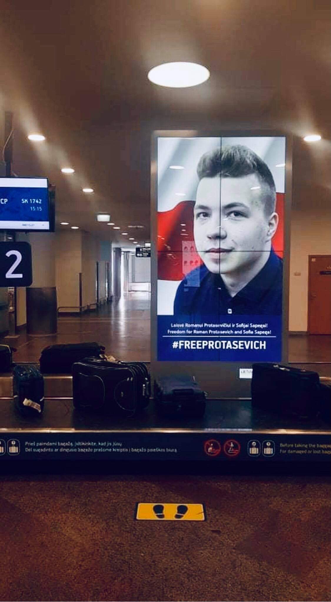 Фото Романа Протасевича в аэропорту Вильнюса