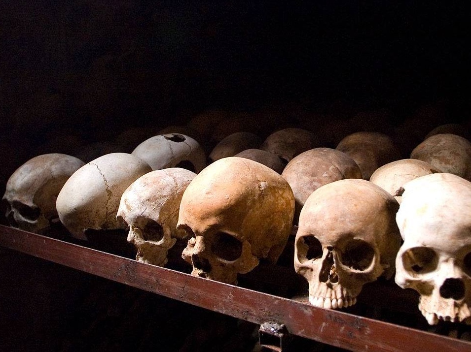 Человеческие черепа в мемориальном центре геноцида в городе Ньямата, Руанда