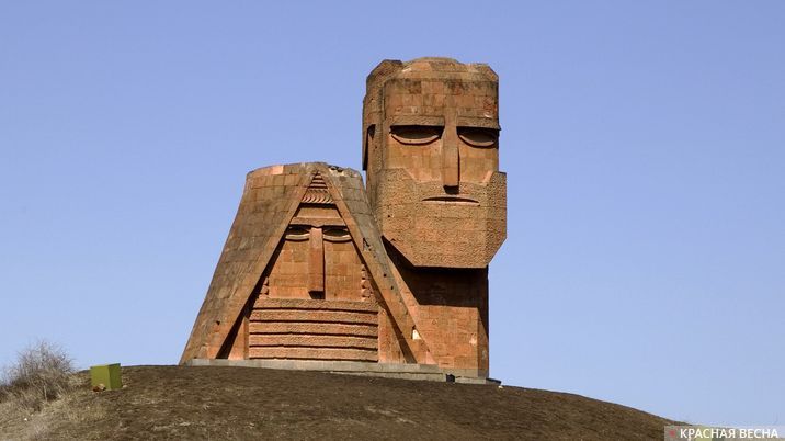 Памятник «Мы — наши горы» в Нагорном Карабахе