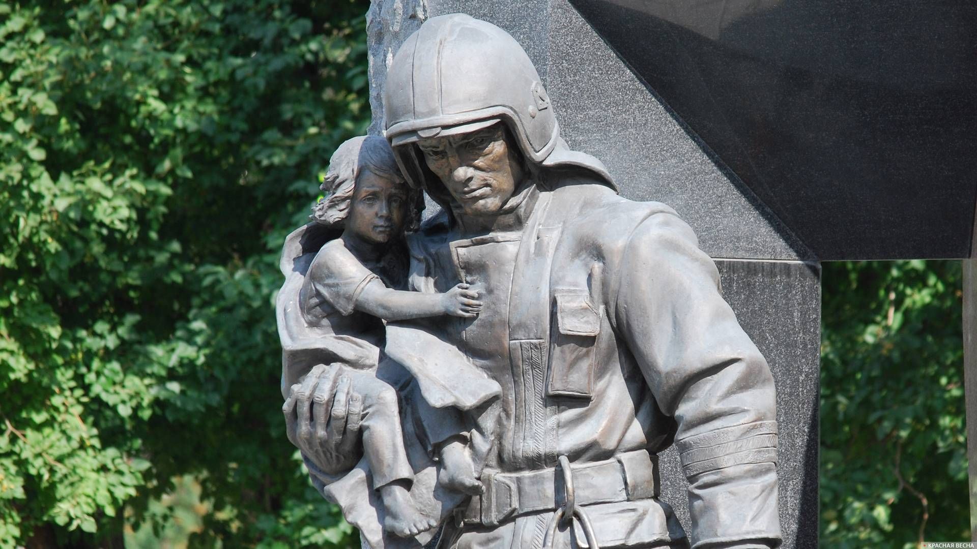 Новосибирск. Памятник героям мирного времени пожарным и спасателям