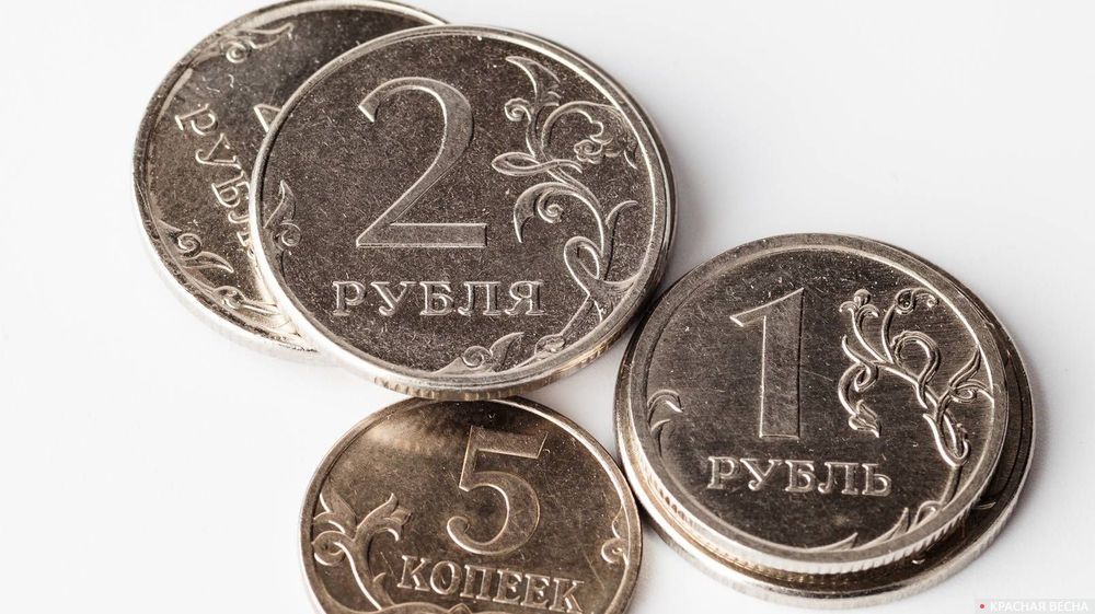 В среднем 23 рубля. Фальшивая монета рубль. Фальшивые монеты 1 рубль. Монеты 1 и 2 рубля. Современный рубль.