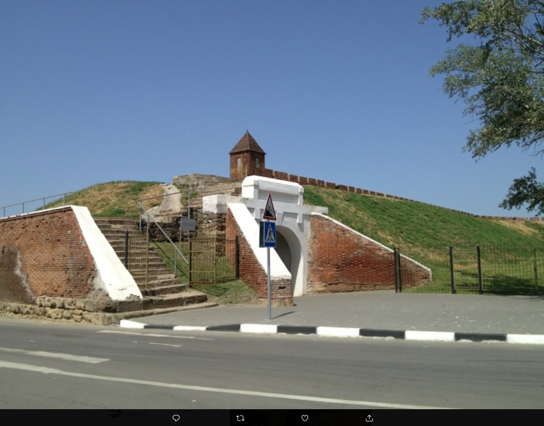 Алексеевские ворота — бывшие главные ворота Азовской крепости XV века