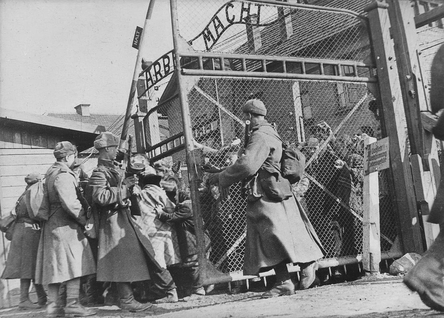 Советские солдаты открывают ворота концлагеря Освенцим (Аушвиц 1), освобождая заключенных. 27 января 1945 г.