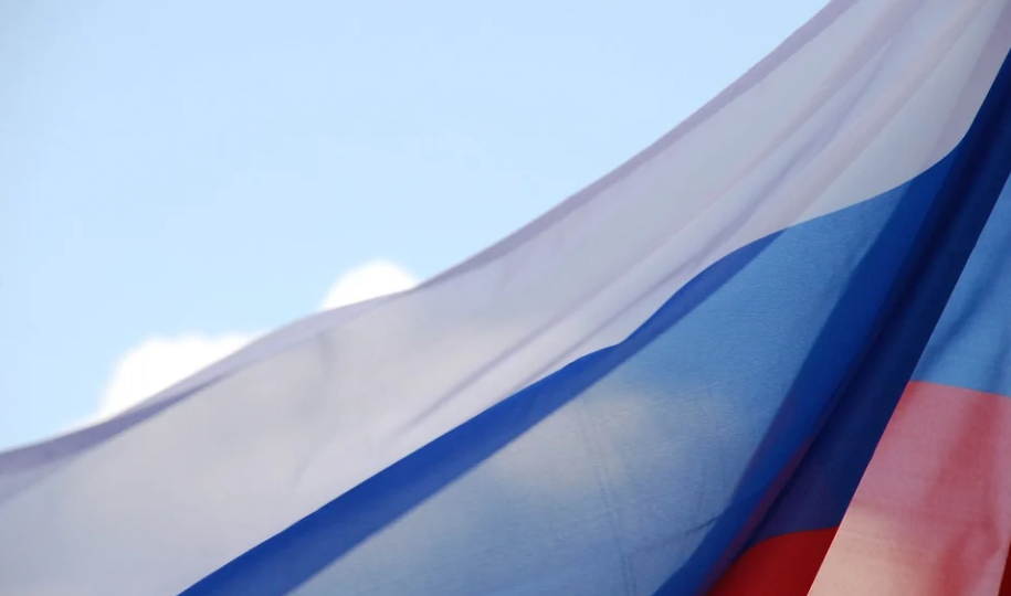День России в Волгограде отметили с 60-метровым флагом