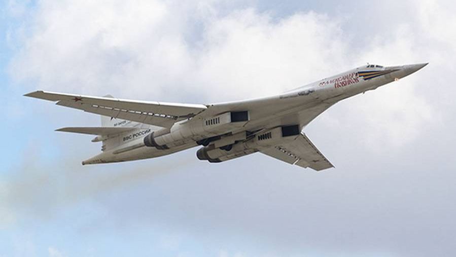 Энгельс летают самолеты. Ту-160м белый лебедь. Ту-160 белый лебедь. Ту-160 сверхзвуковой самолёт. Стратегический бомбардировщик ту-160.