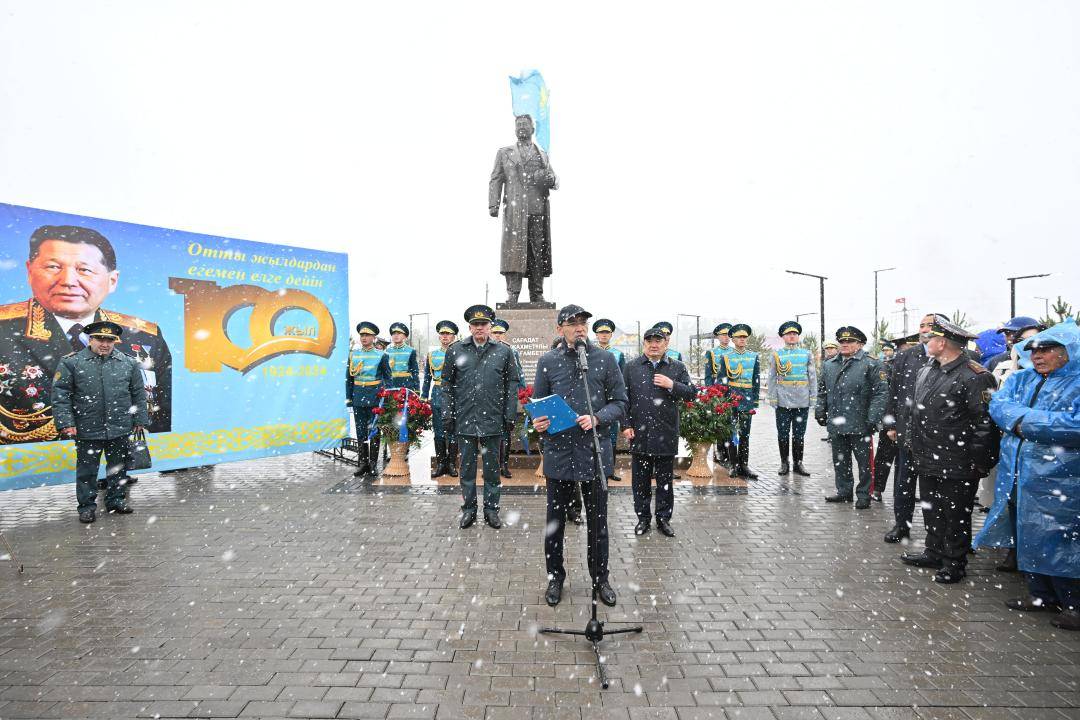 Памятник первому министру обороны Казахстана Сагадату Нурмагамбетову