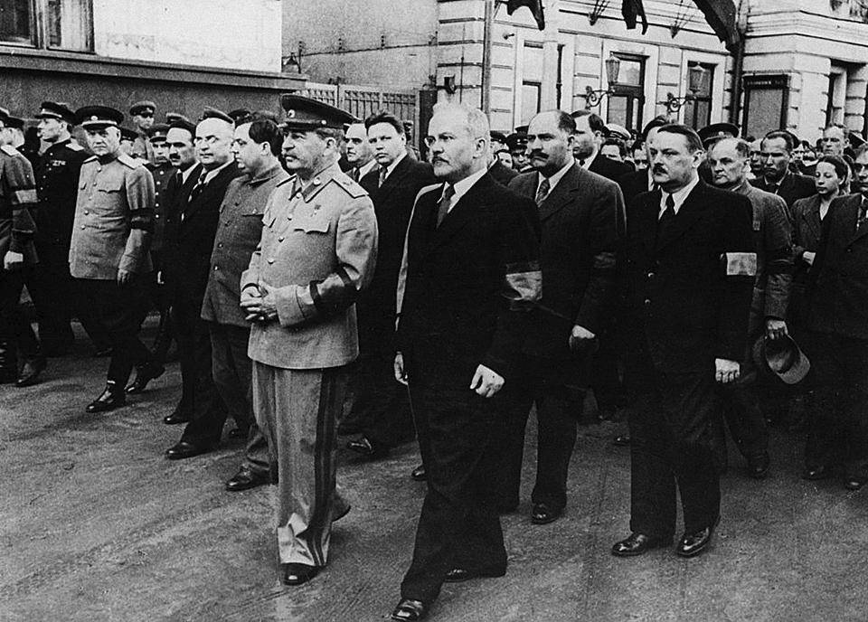 Похороны М. И. Калинина. В первом ряду справа налево Молотов, Сталин, Маленков, Берия, Микоян, Булганин, во втором ряду Жданов, Каганович. 1946 г.