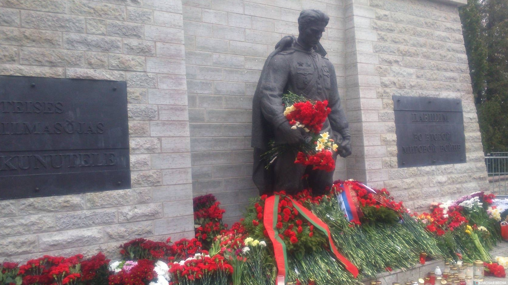 Венки от посольств России и Белоруссии у памятника Воину-Освободителю в Таллине