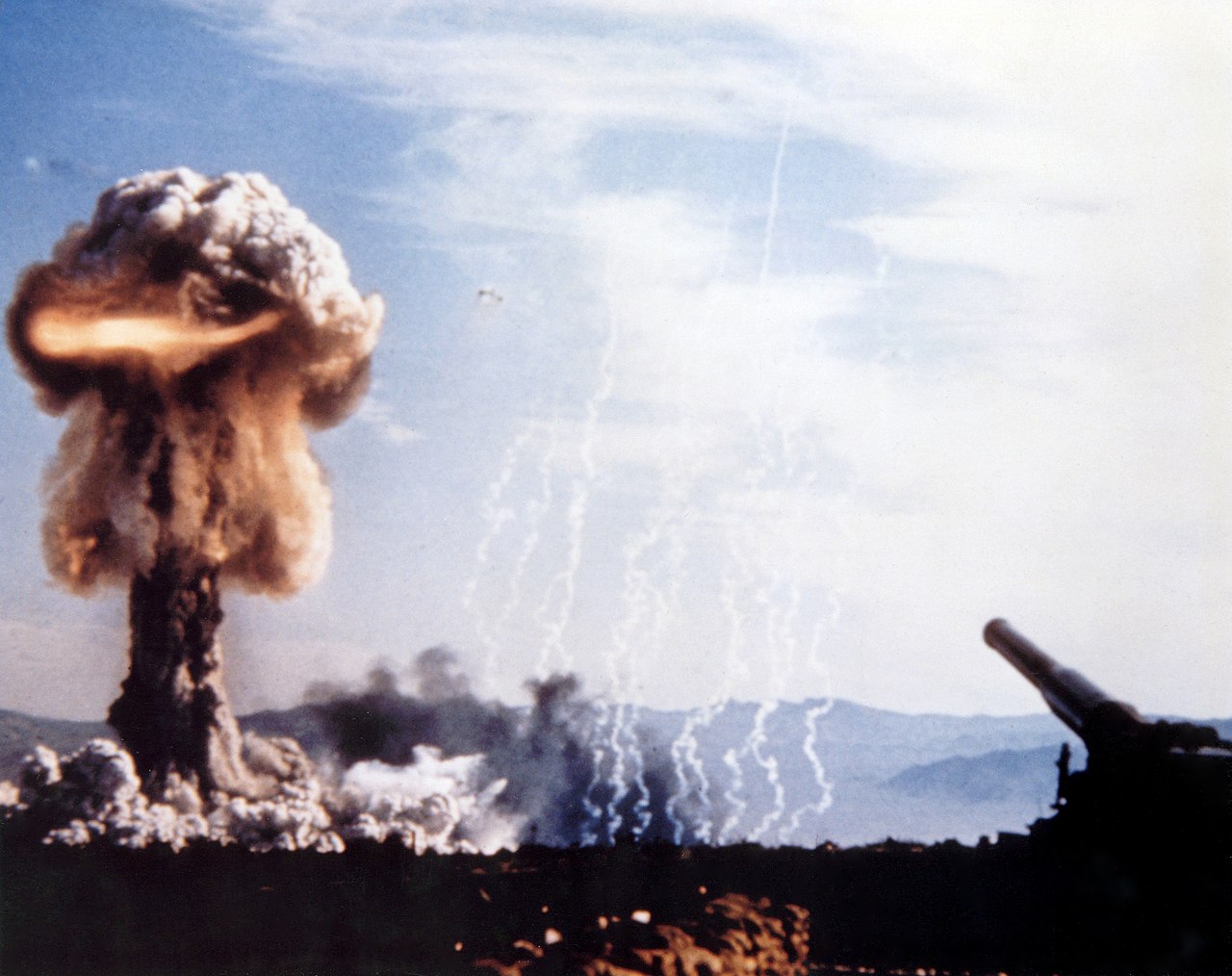 Ядерный взрыв снаряда Grable, запущенного артиллерийской установкой: 280-мм атомной пушкой. США