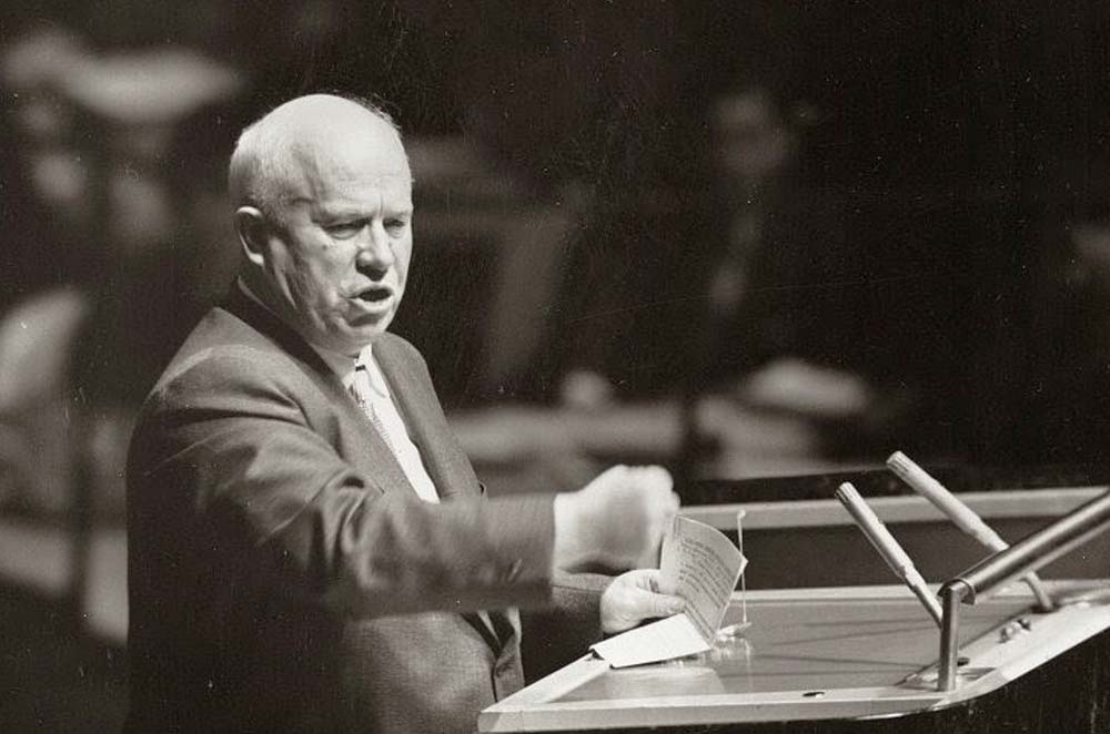 Никита Хрущев выступает в ООН. 1960