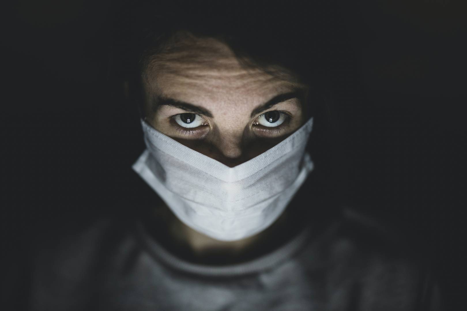 Человек в медицинской маске