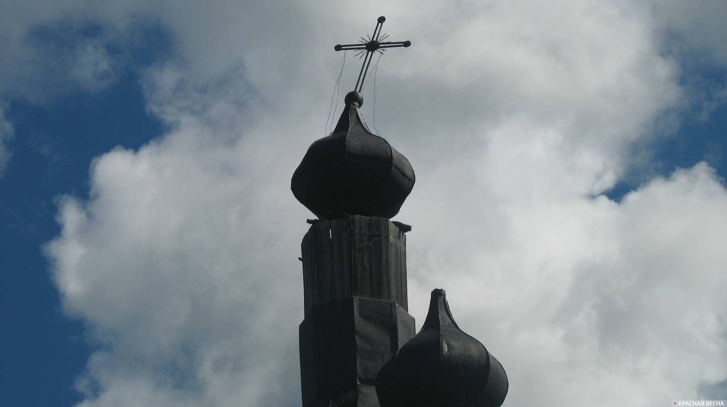 Покосившийся крест на церкви