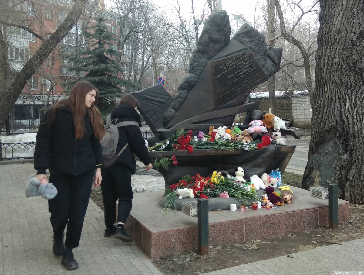 Люди несут цветы и игрушки к спонтанному мемориалу в честь погибших в «Крокус Сити», Воронеж, 23 марта 2024 года