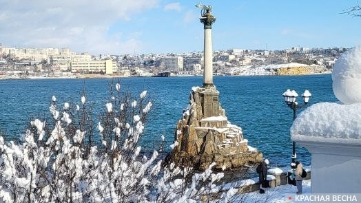 Заснеженный Севастополь. Памятник затопленным кораблям