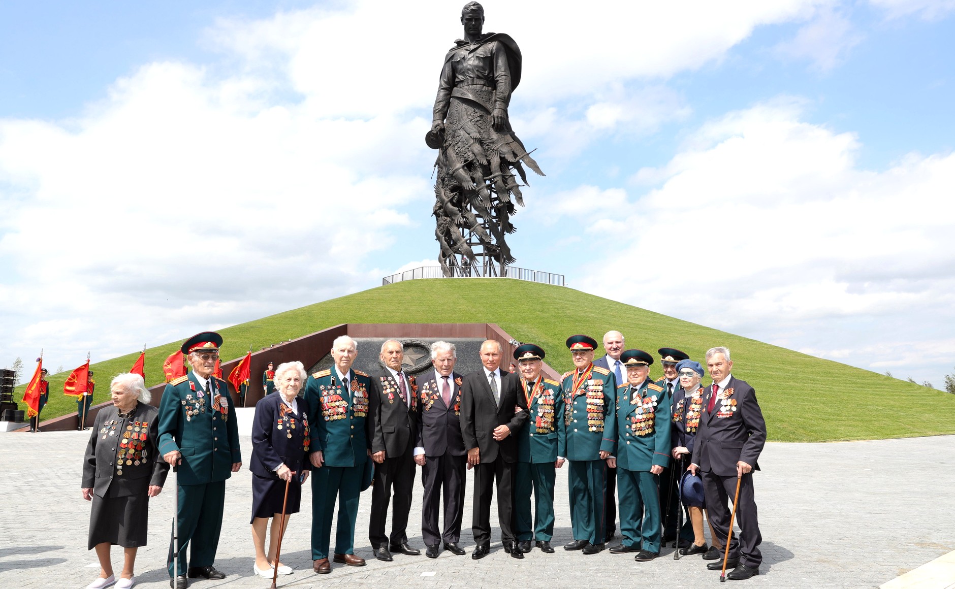 Владимир Путин с ветеранами Великой Отечественной войны на открытии Ржевского мемориала Советскому солдату