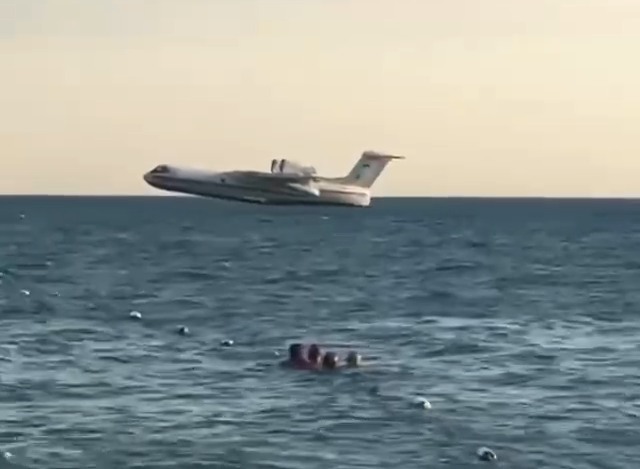Российский самолет-пожарный Бе-200 в момент набора воды для тушения пожара в Турции