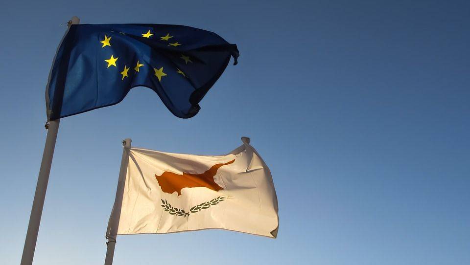 Флаги республики Кипр и ЕС