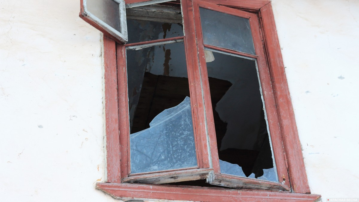 Разбитое окно (архивное фото)