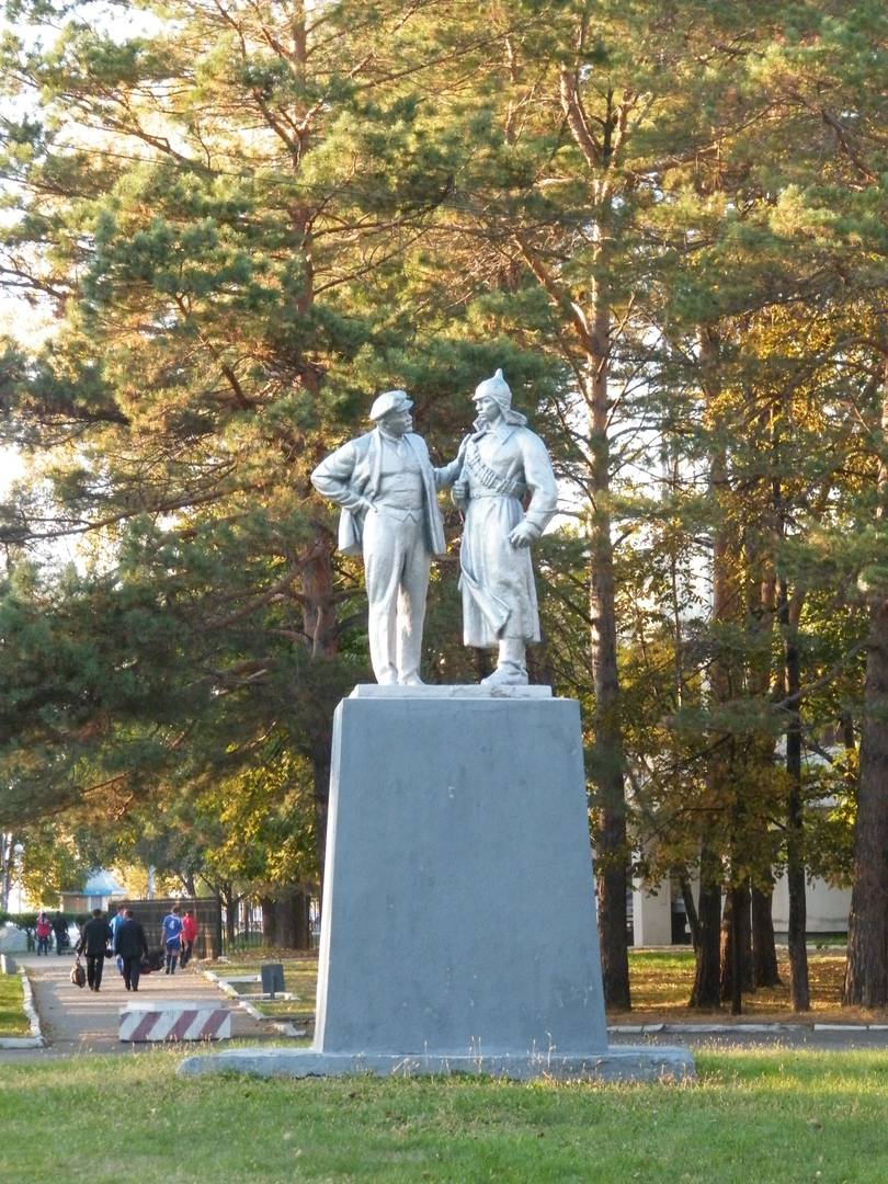 Хабаровск, Ленин и красноармеец на стадионе им. Ленина.