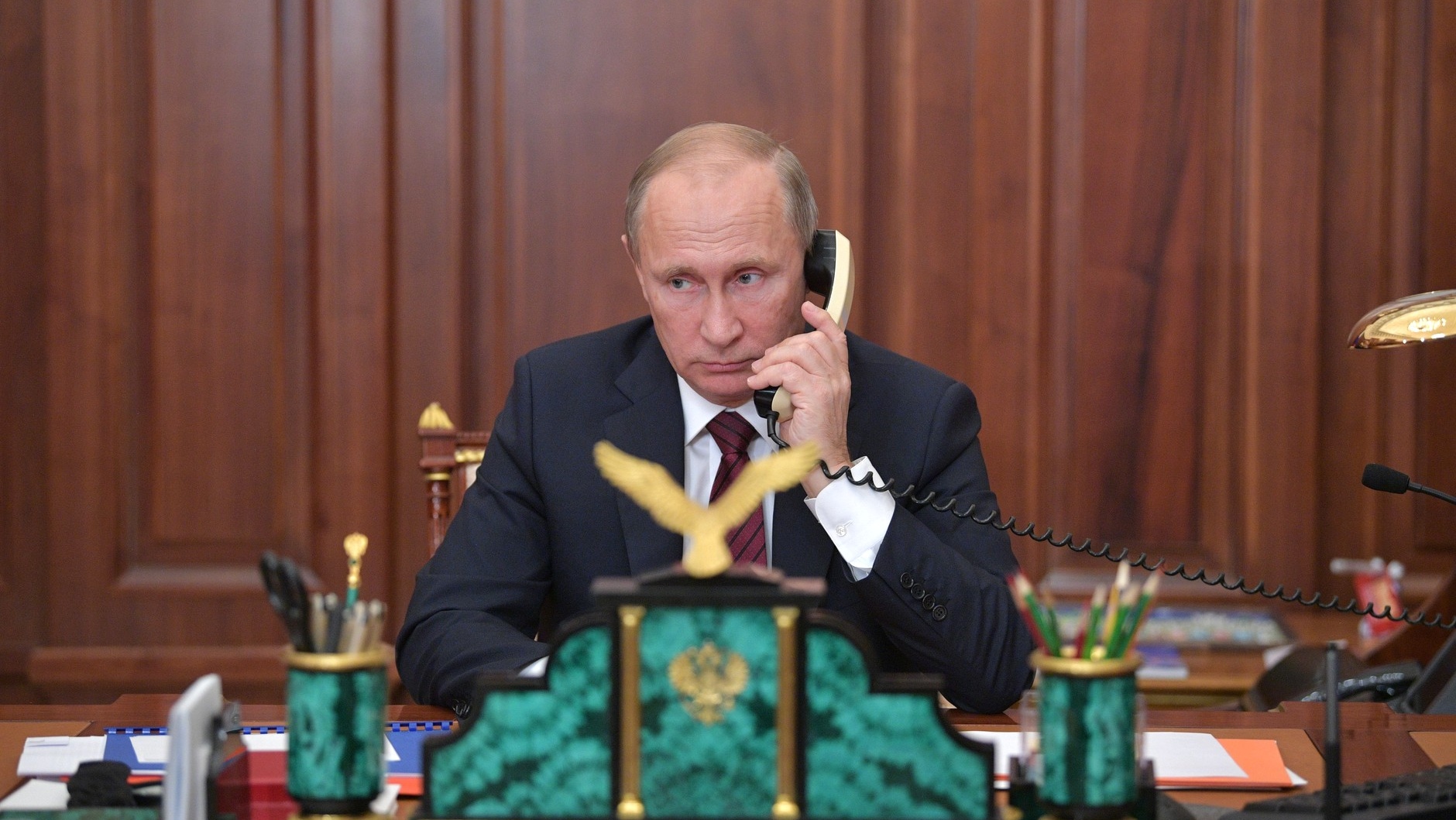 Президент России Владимир Путин. Телефонный разговор