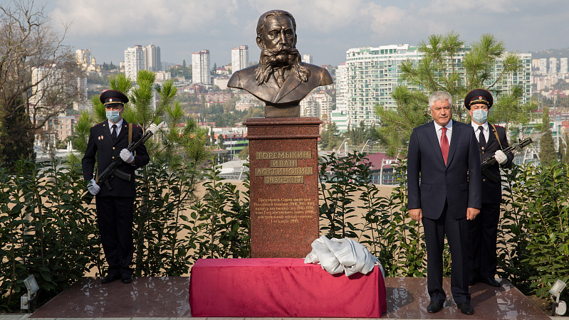 Владимир Колокольцев рядом с памятником Ивану Горемыкину