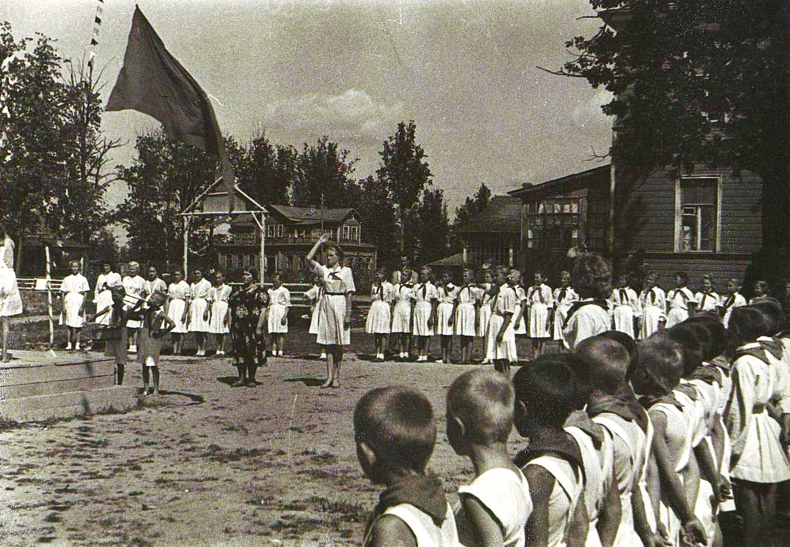 Поднятие красного знамени в пионерском лагере. СССР