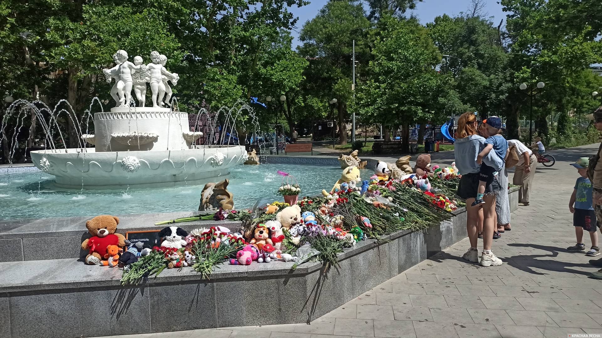 Мемориал у фонтана в Комсомольском парке. Севастополь, 2024