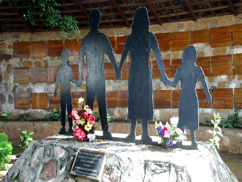 Мемориал в память о жертвах массового убийства в Мозоте
