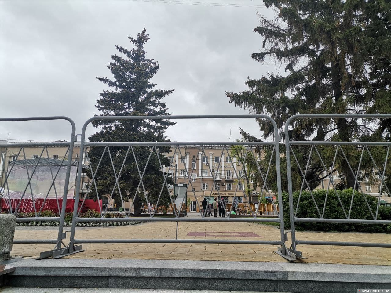 Ограждения проспекта Революции во время праздника День Победы в Воронеже, 9 мая 2021 года