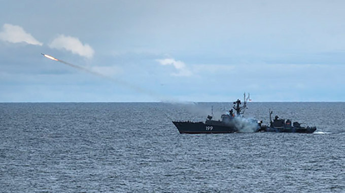 Малый противолодочный корабль Северного флота «Брест» выполнил артиллерийские стрельбы в Баренцевом море