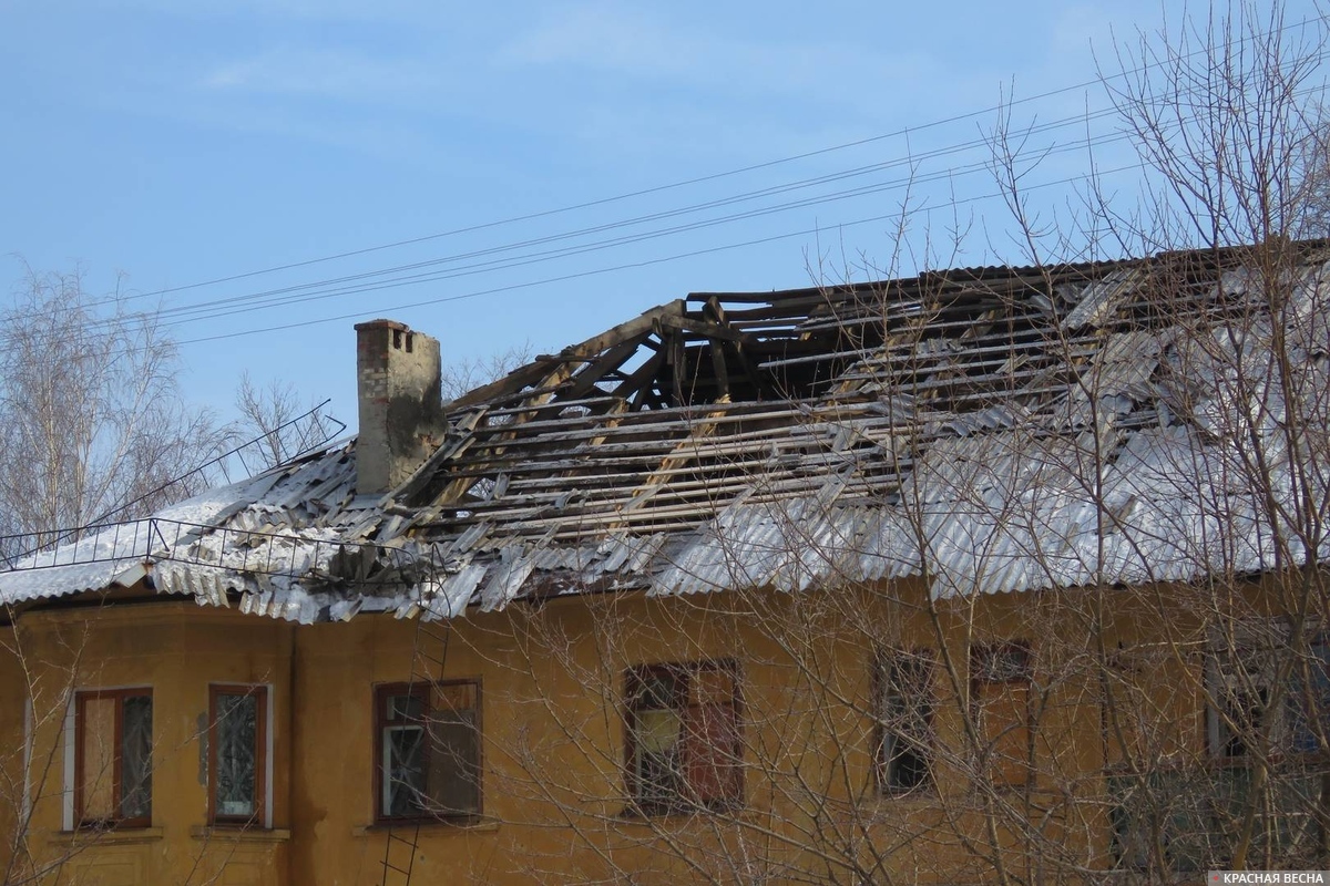 Поврежденная крыша дома