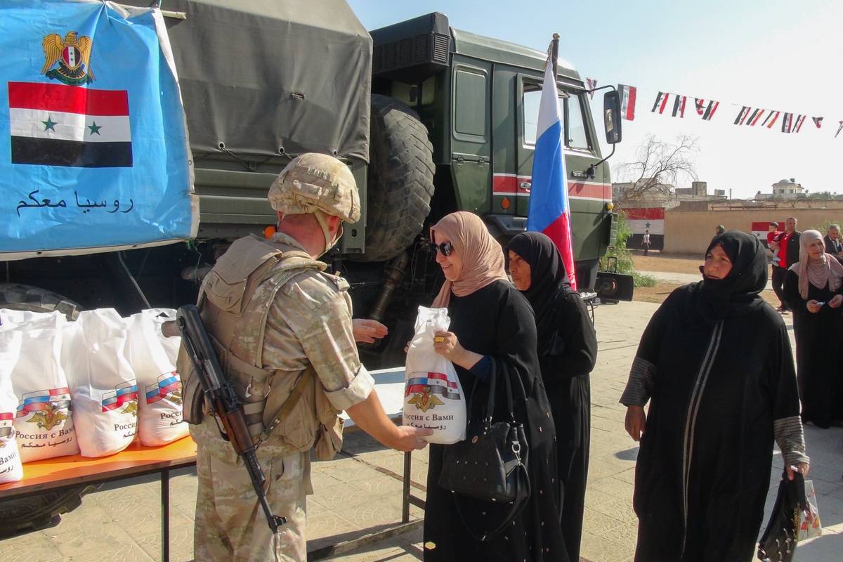 Готовы помочь россии. Гуманитарная операция в Сирии. Российские военнослужащие в Сирии гуманитарная. Оказание гуманитарной помощи. Гуманитарная помощь Сирии.