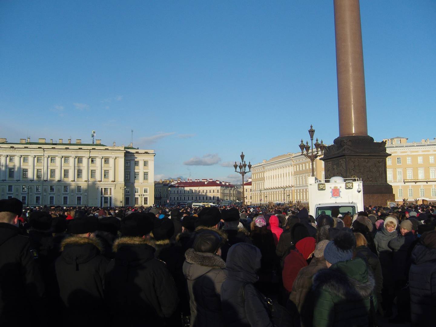 Горожане слушают выступление ораторов. 27 марта 2018 года.