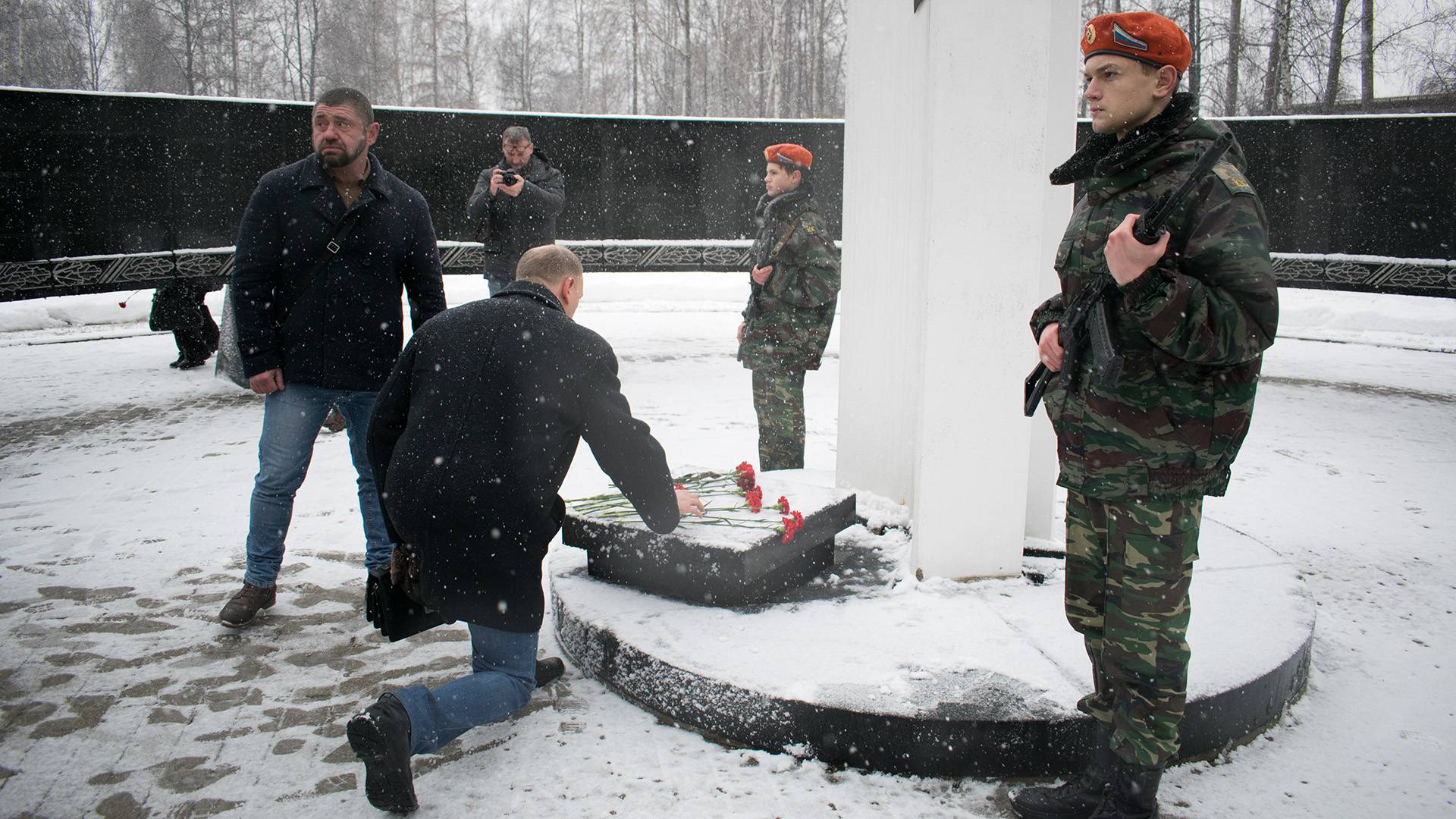 Возложение цветов к памятнику воинам-афганцам. Ярославль. 11.12.2018