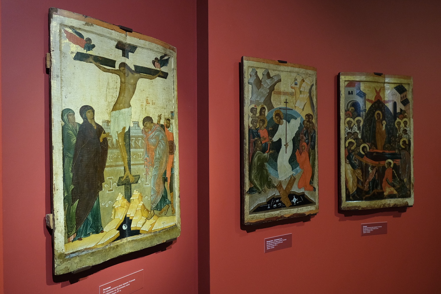 Икона «Распятие» (слева) в Новгородском музее-заповеднике