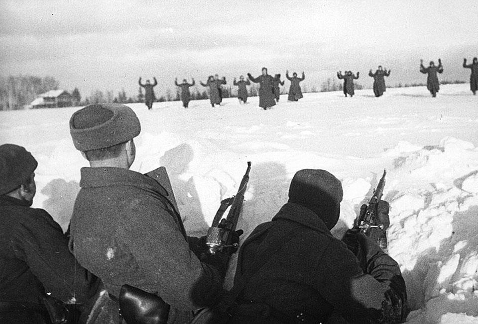 Немецкие солдаты сдаются в плен красноармейцам во время битвы за Москву. Зима 1941-1942 гг. Советские солдаты