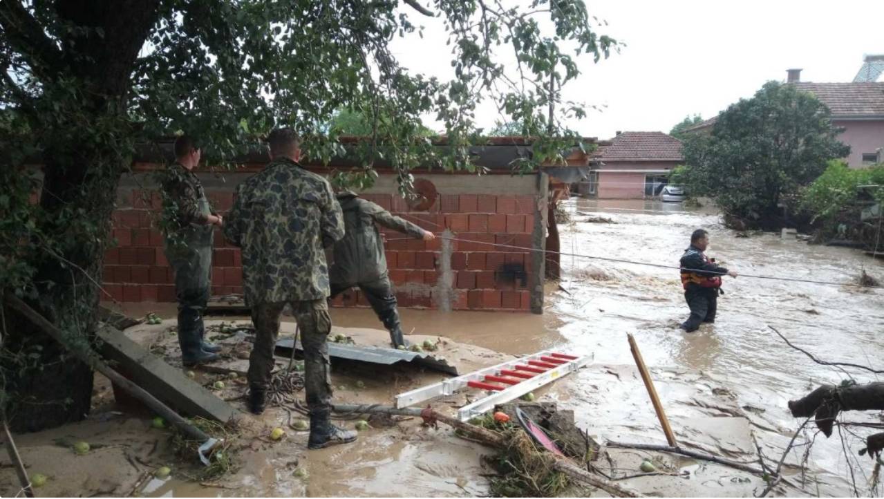 Наводнение в Болгарии, военные приходят на помощь