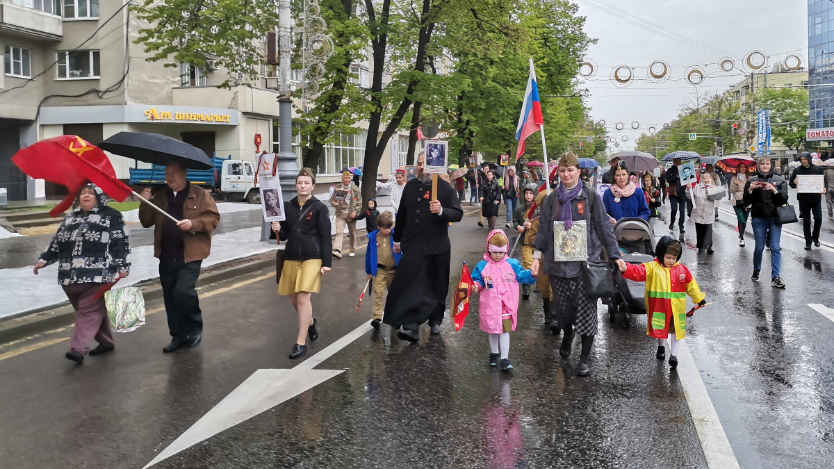 Священнослужитель в рядах «Бессмертного полка» в Воронеже, 9 мая 2022 года